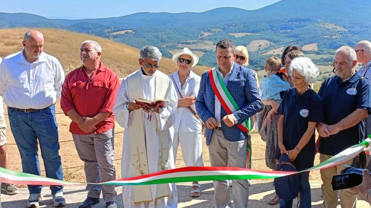 Un momento del taglio del nastro dell’Osservatorio astronomico a Radicofani Un momento del taglio del nastro dell’Osservatorio astronomico a Radicofani
