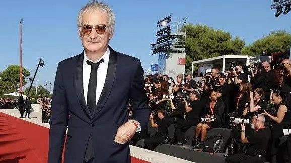 Il regista francese Olivier Assayas sul red carpet della mostra del Cinema Il regista francese Olivier Assayas sul red carpet della mostra del Cinema