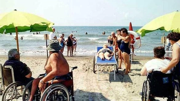 Non sempre è facile per un disabile avvicinarsi alla riva del mare Non sempre è facile per un disabile avvicinarsi alla riva del mare