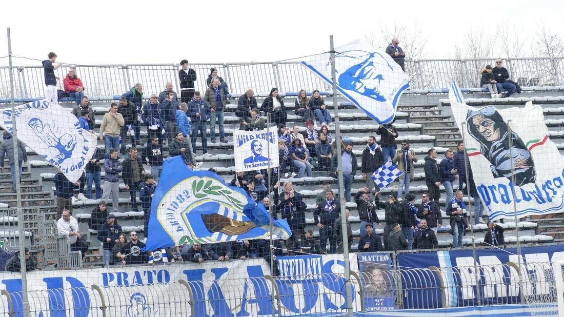 La curva del tifo pratese ha contestato con diverse modalità la presidenza Commini anche durante questa stagione La curva del tifo pratese ha contestato con diverse modalità la presidenza Commini anche durante questa stagione