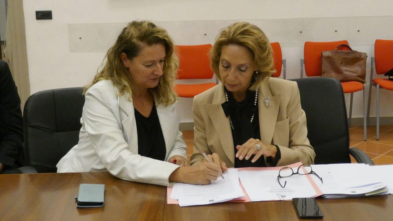 La sindaca Ilaria Bugetti e la prefetta Michela La Iacona Foto Attalmi La sindaca Ilaria Bugetti e la prefetta Michela La Iacona Foto Attalmi