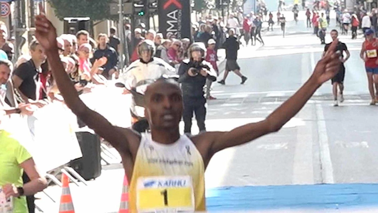 Dominio africano nell’edizione numero 25 della Maratonina Città di Arezzo. In campo maschile successo per distacco del keniano Alex Kenduiywo,... Dominio africano nell’edizione numero 25 della Maratonina Città di Arezzo. In campo maschile successo per distacco del keniano Alex Kenduiywo,...
