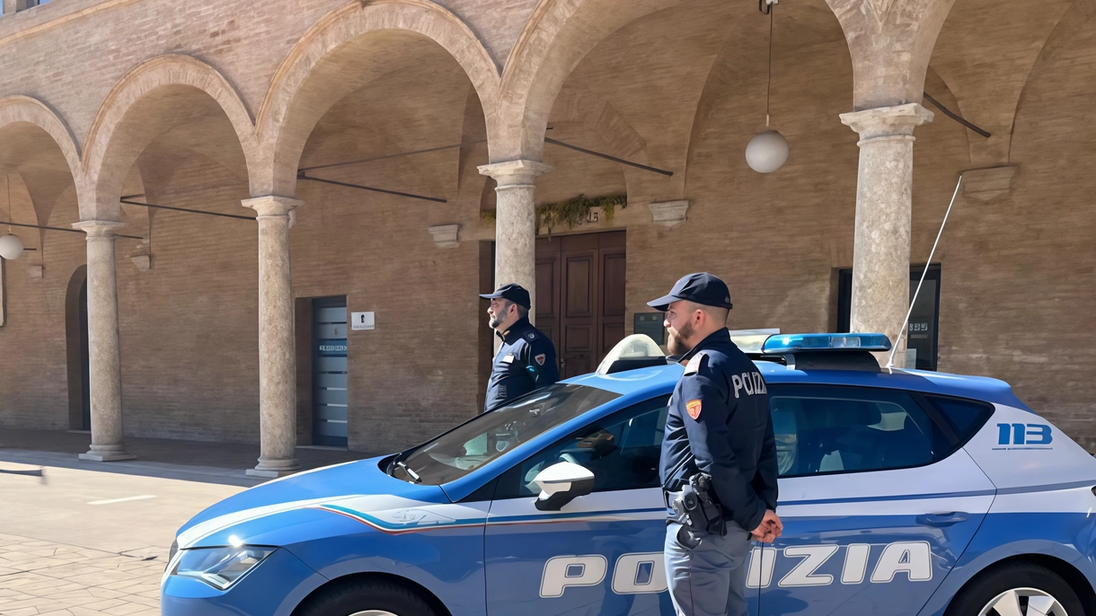 A indagare dopo le numerose segnalazioni da parte dei cittadini sono stati i poliziotti del Commissariato di Assisi che hanno individuato il protagonista dei ’raid’ A indagare dopo le numerose segnalazioni da parte dei cittadini sono stati i poliziotti del Commissariato di Assisi che hanno individuato il protagonista dei ’raid’