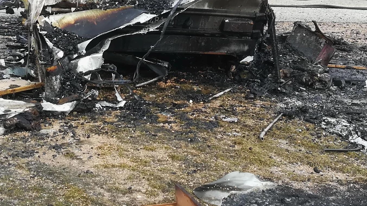 Quello che resta del camper anadato in. fiamme domenica mattina mentre era fermo in Valsorda. I vigili del fuoco sono intervenuti per spegnere l’incendio