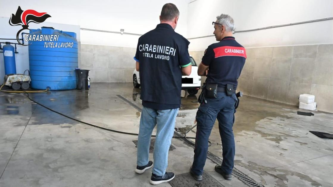 Controlli dei carabinieri negli autolavaggi a mano, sospese quattro attività per gravi irregolarità