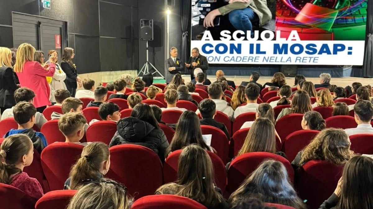 Il seminario "A scuola con il Mosap, non cadere nella rete" a Capalbio ha coinvolto alunni e autorità locali per sensibilizzare sulle insidie del web. Relatori esperti e grande partecipazione hanno caratterizzato l'evento.