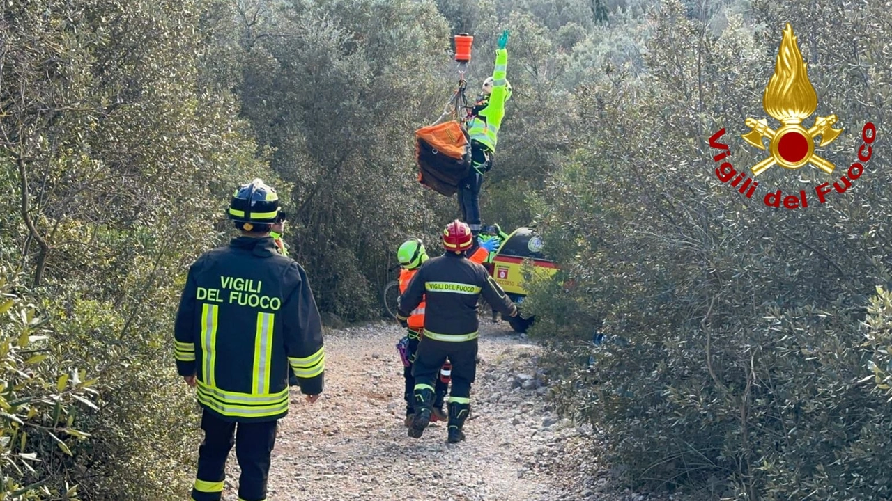L'intervento dei vigili del fuoco per il ciclista caduto a Collicello L'intervento dei vigili del fuoco per il ciclista caduto a Collicello