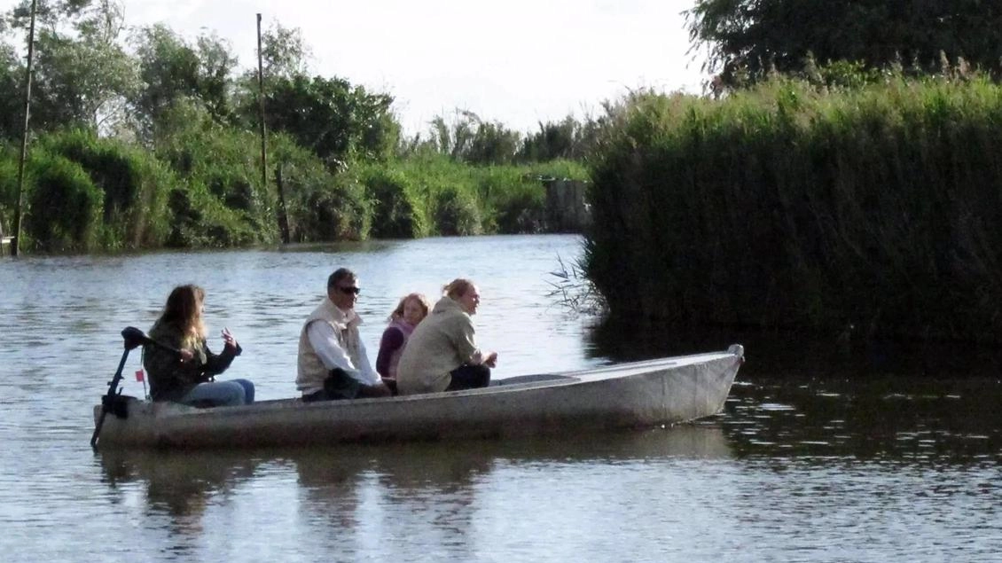 Un barchino sulle acque del Lago Un barchino sulle acque del Lago
