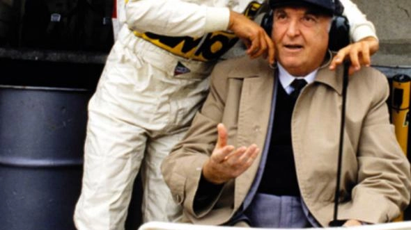 Il pilota Alessandro Nannini scherza con Carlo Chiti Il pilota Alessandro Nannini scherza con Carlo Chiti