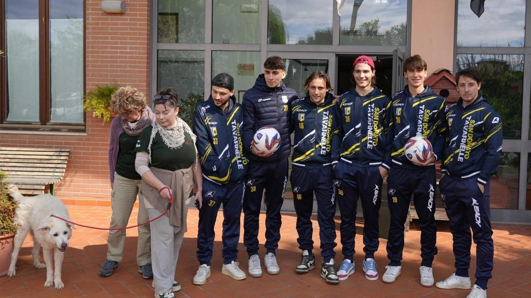 I giocatori del San Donato Tavarnelle visitano il Parco degli Animali di Firenze per sensibilizzare sull'adozione dei cani.