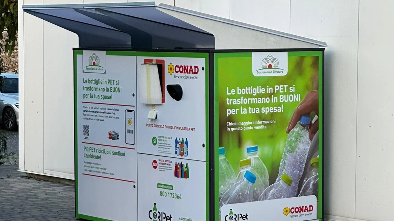 Alla Conad di via XXV Aprile a Massa Marittima è arrivato un nuovo ecocompattatore per le bottiglie in plastica da ricoclare Alla Conad di via XXV Aprile a Massa Marittima è arrivato un nuovo ecocompattatore per le bottiglie in plastica da ricoclare