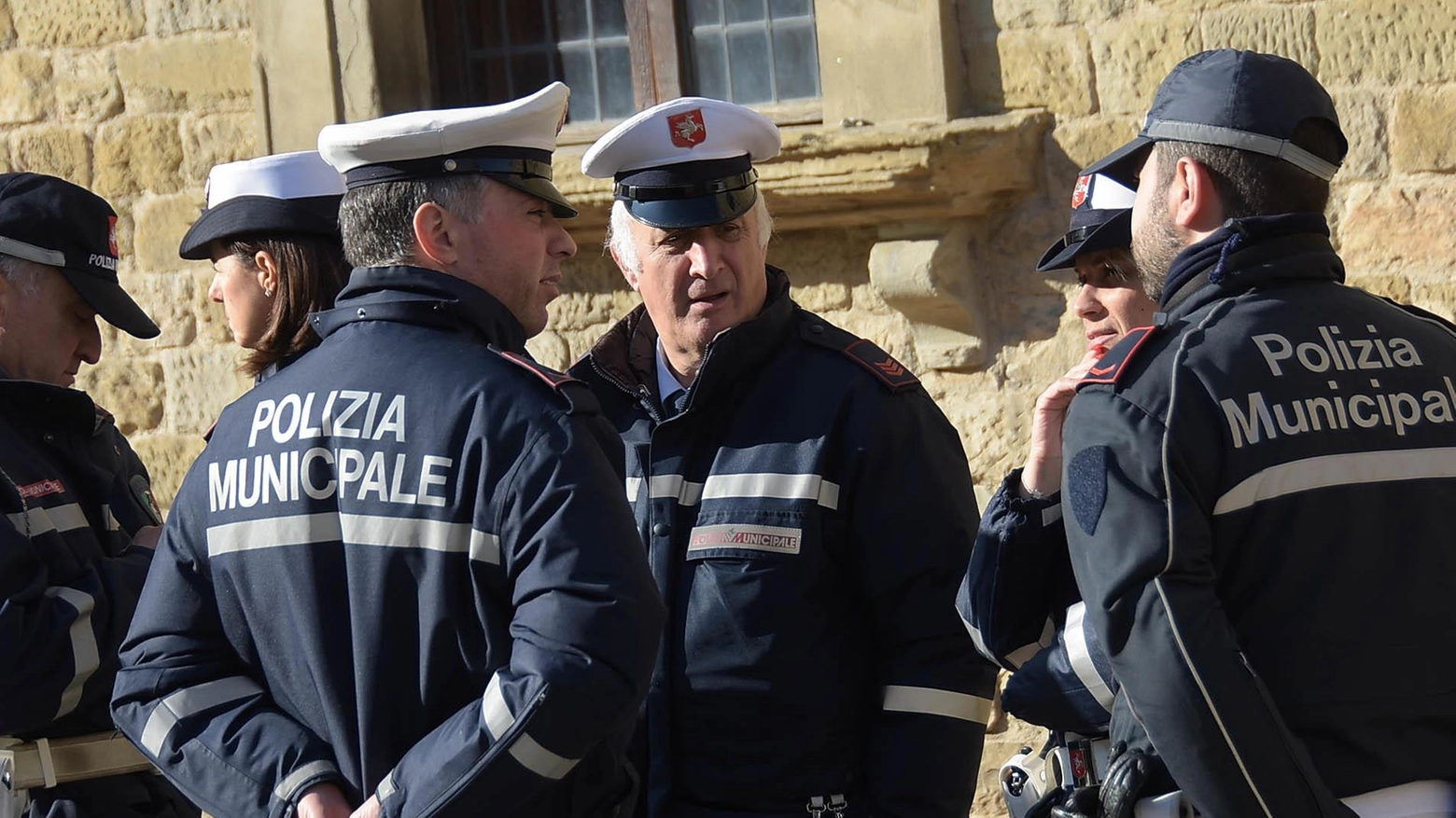 Scadenza domande entro l'8 maggio per 9 posti nella polizia municipale di Arezzo. Requisiti e modalità di candidatura online specificati. Tre prove previste per i candidati selezionati.