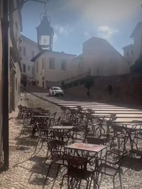 Spoleto, auto sulla scalinata che porta al duomo. Turisti multati Spoleto, auto sulla scalinata che porta al duomo. Turisti multati