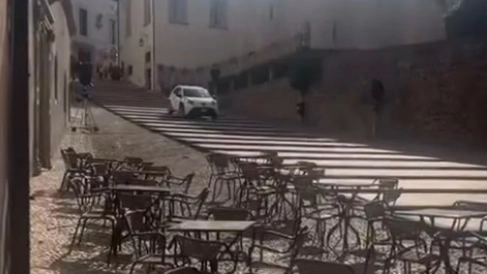 L'auto mentre percorre la scalinata L'auto mentre percorre la scalinata