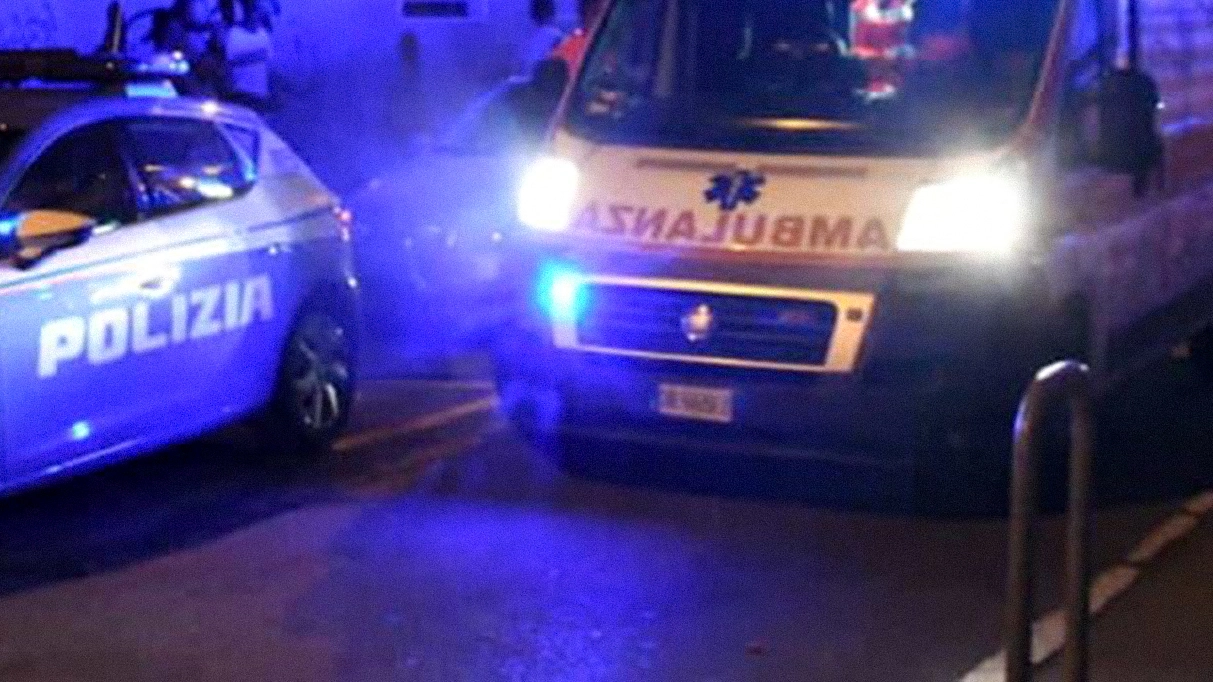 Sul posto sono intervenuti gli agenti della Questura e i soccorsi del 118 (foto di repertorio) Sul posto sono intervenuti gli agenti della Questura e i soccorsi del 118 (foto di repertorio)