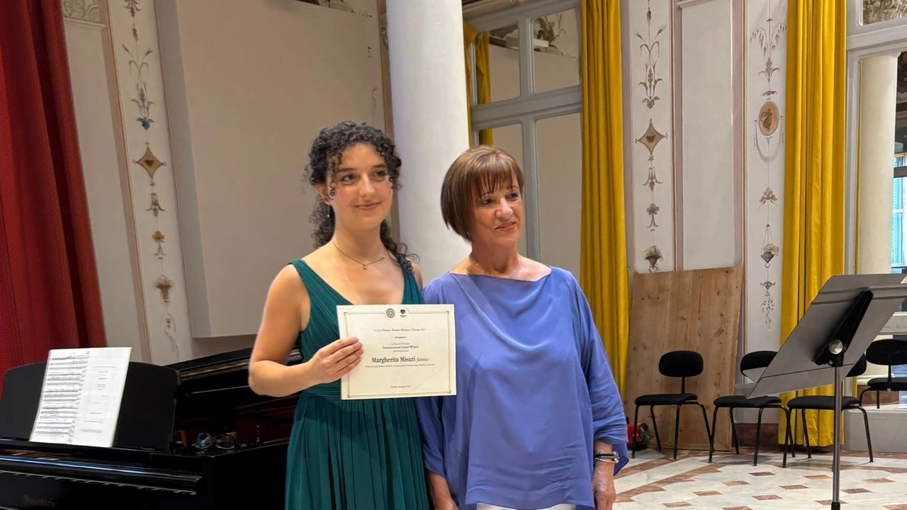 Il momento della consegna del Premio Il momento della consegna del Premio