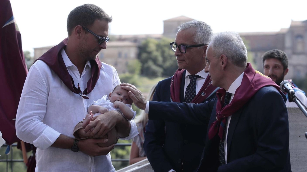 Pomeriggio emozionante alla fontanina in piazza Artemio Franchi per la Contrada di Salicotto nella ricorrenza di San Giacomo Maggiore. Pomeriggio emozionante alla fontanina in piazza Artemio Franchi per la Contrada di Salicotto nella ricorrenza di San Giacomo Maggiore.