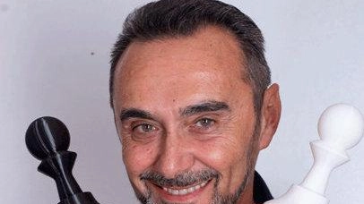 “Il pedone. Luci, ombre e colori di una vita qualunque” è il nuovo spettacolo di Giuseppe Giacobazzi (nella foto) in...