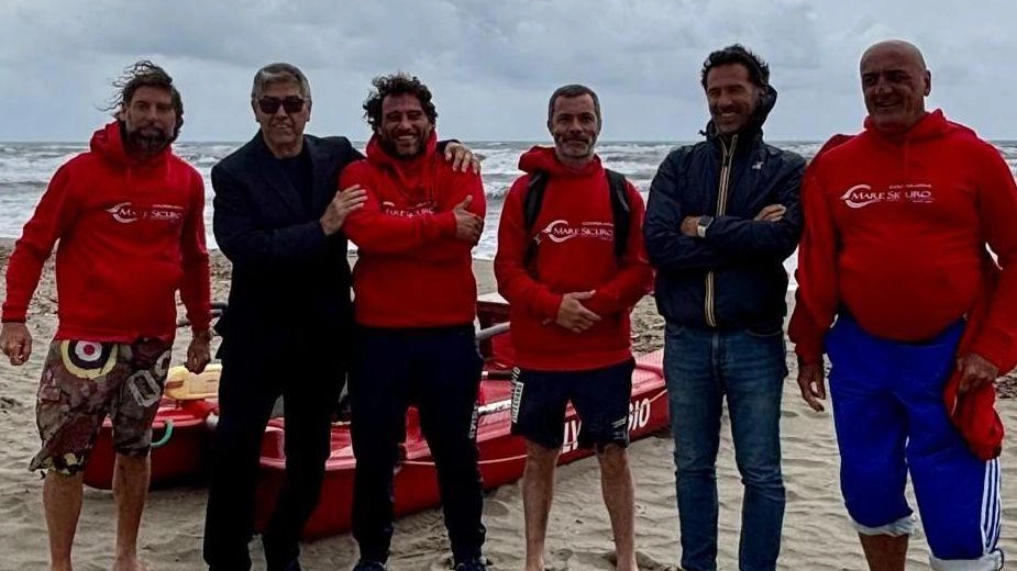 Il sindaco Bruno Murzi con la squadra di salvataggio già operativa sulla spiaggia comunale in attesa dell’aggiudicazione della gestione dei tratti di arenile Il sindaco Bruno Murzi con la squadra di salvataggio già operativa sulla spiaggia comunale in attesa dell’aggiudicazione della gestione dei tratti di arenile