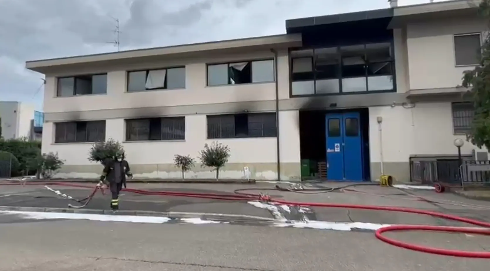 Incendio ditta a Scandicci, nuova ordinanza. Edificio inagibile: serve la bonifica