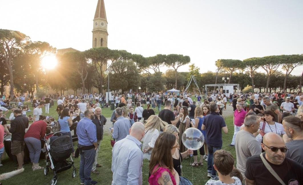 https://www.lanazione.it/image-service/view/acePublic/alias/contentid/MTZhNTRkY2UtODk0Yy00/0/aperitivo-d-estate-al-prato.jpeg