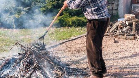 Prorogato divieto di abbruciamento residui vegetali in Toscana fino al 15 settembre per rischio incendi boschivi. Sanzioni per mancata osservanza. Segnalazioni ai numeri dedicati.