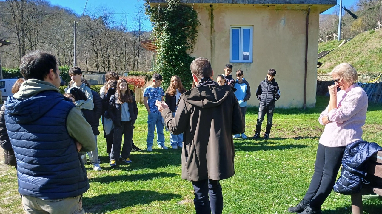 La visita dei ragazzi al canile comprensiorale di Groppoli, guidati dai volontari La visita dei ragazzi al canile comprensiorale di Groppoli, guidati dai volontari