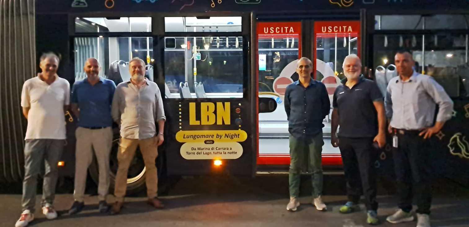 https://www.lanazione.it/image-service/view/acePublic/alias/contentid/MTZiODllNmItZjY4YS00/0/lungomare-by-night-servizio-in-crescita.jpeg