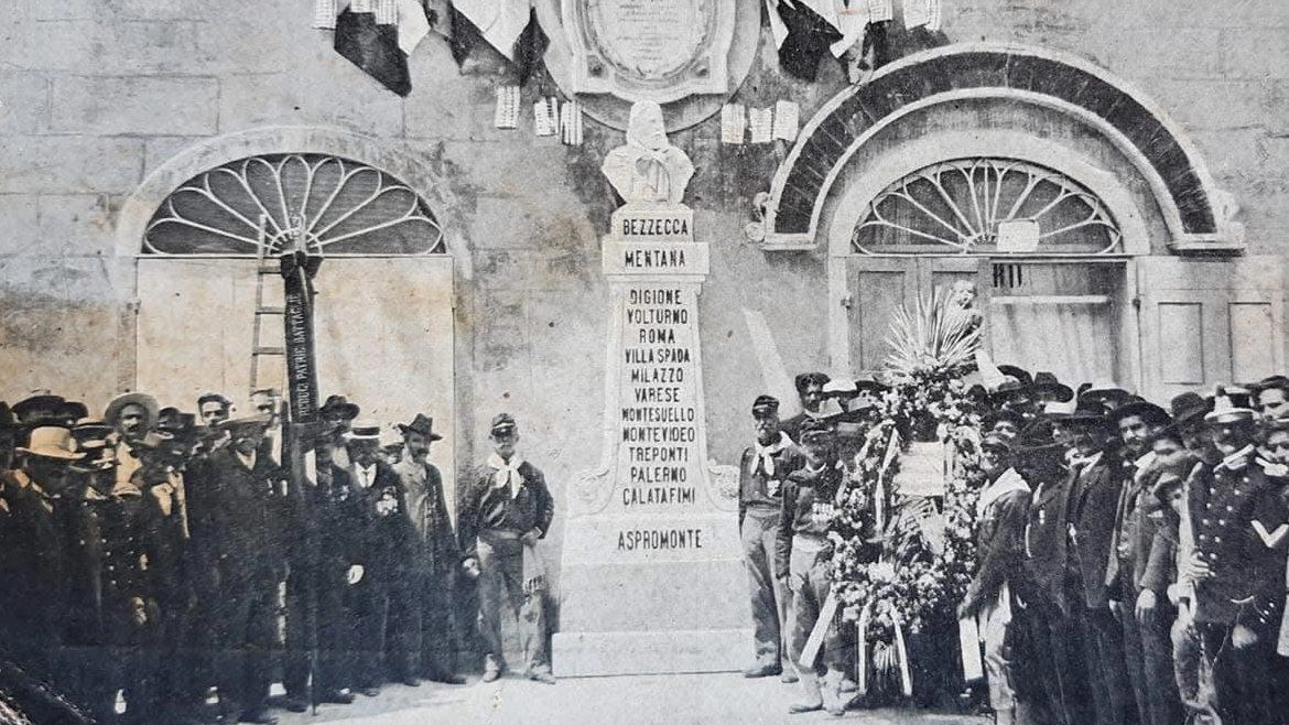 L’appello dell’associazione Presidio civico per l’antico marmo sul Piazzone "E’ occultata tra cavi della luce, tende parasole e condizionatori" .