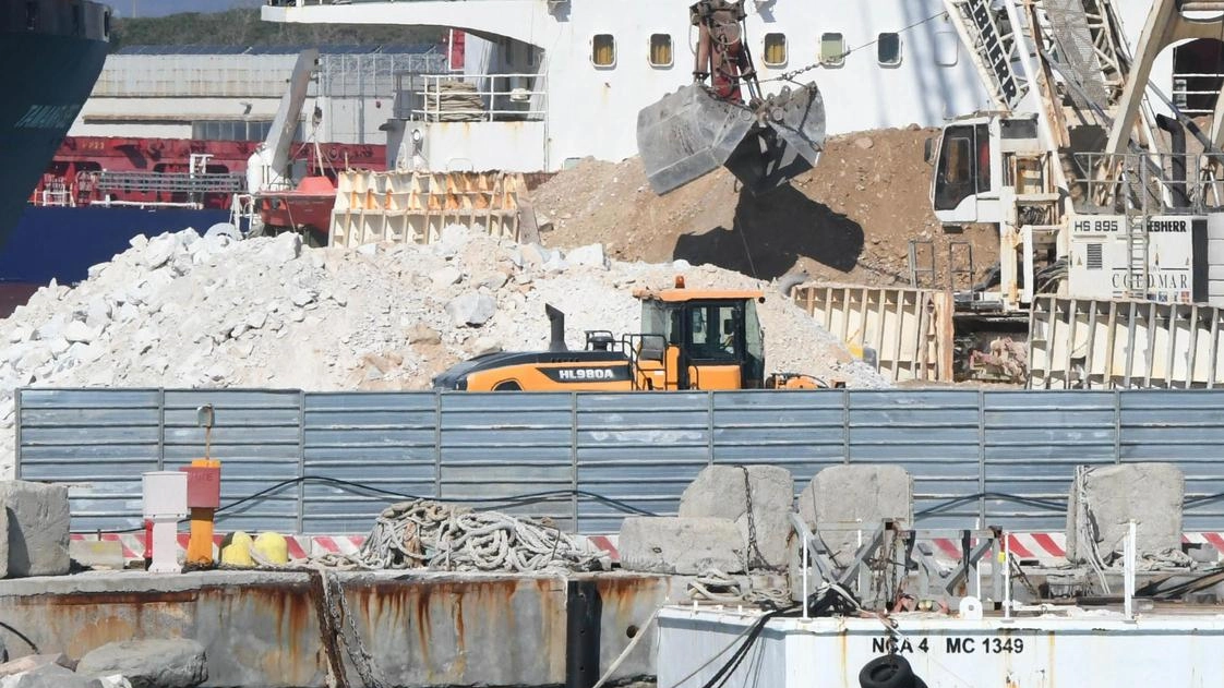 Il porto al centro del. dibattito Il porto al centro del. dibattito