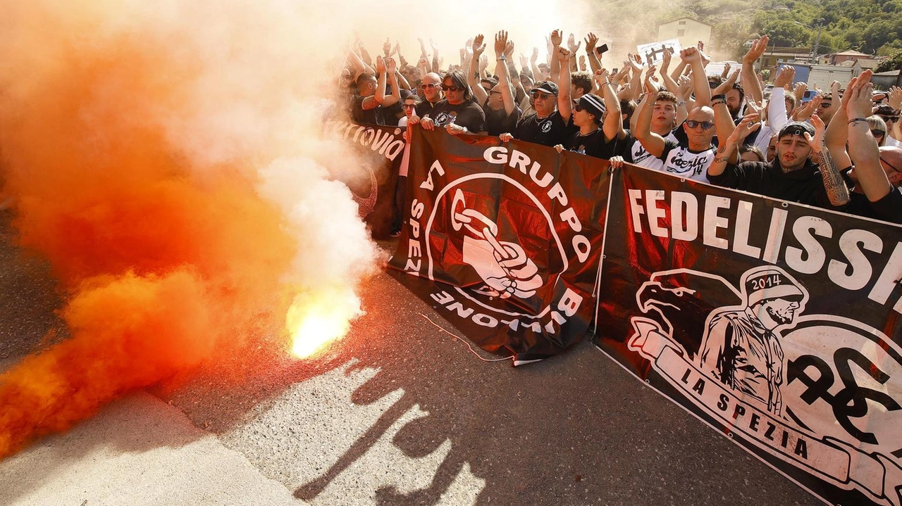 Tutti insieme per lo Spezia: un intero popolo è pronto a scendere in campo per sostenere i colori bianchi. Sarà... Tutti insieme per lo Spezia: un intero popolo è pronto a scendere in campo per sostenere i colori bianchi. Sarà...