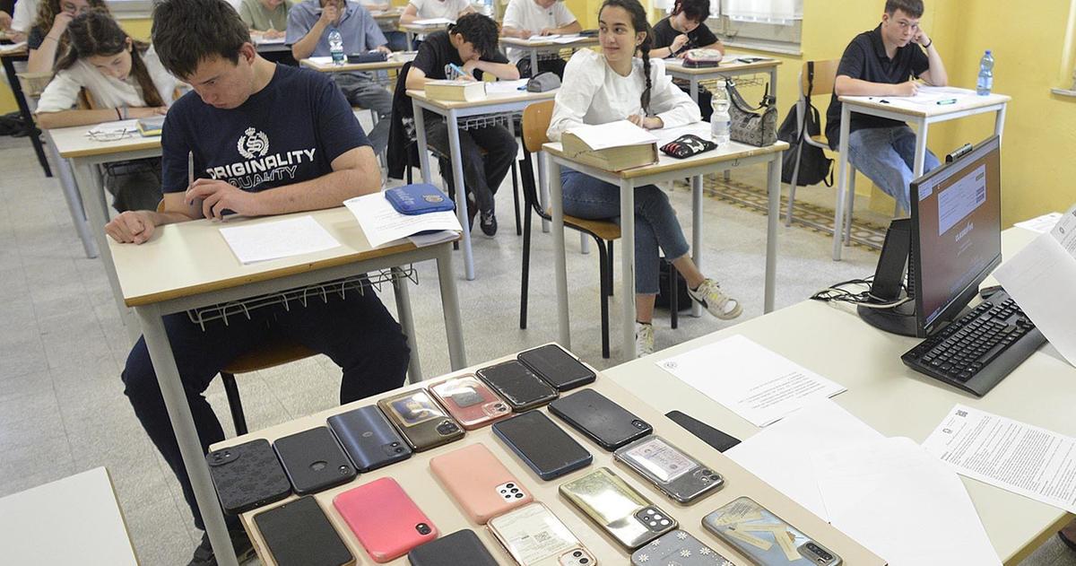 Piange il telefonino: tutti al bando. Armadietti chiusi per custodirli o sospensioni per chi li tira fuori Piange il telefonino: tutti al bando. Armadietti chiusi per custodirli o sospensioni per chi li tira fuori