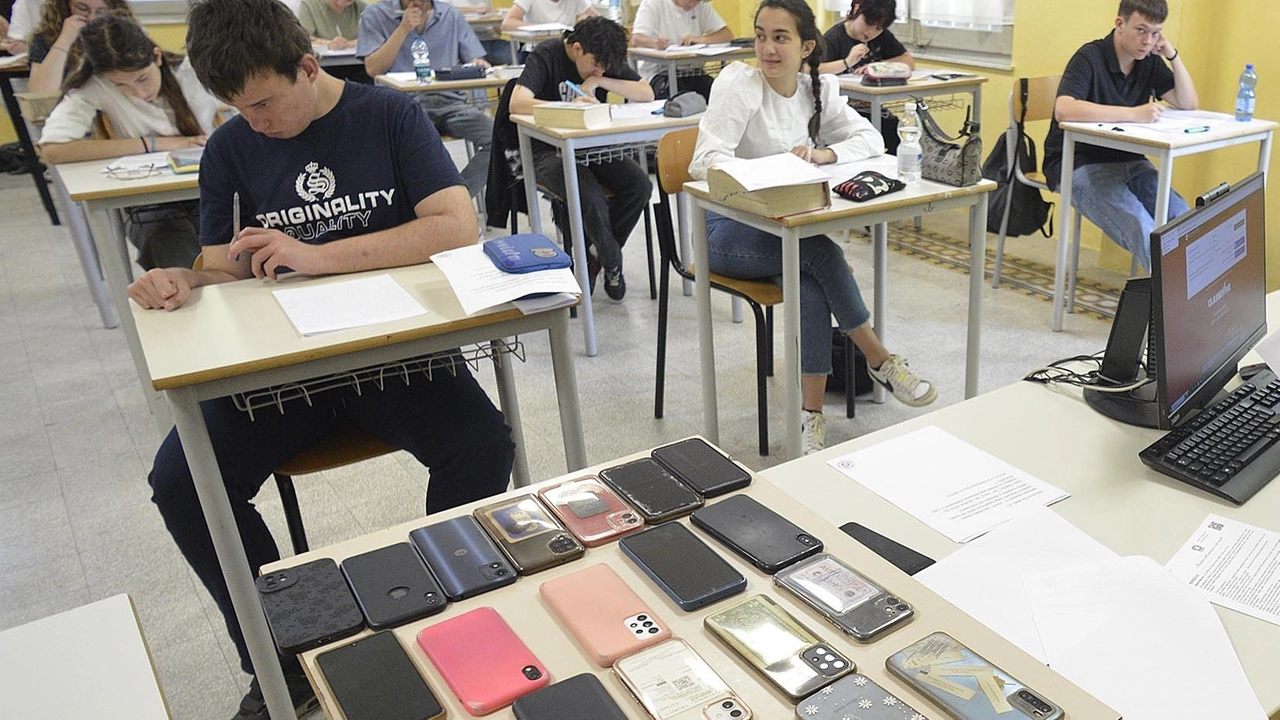 Si torna in classe con le nuove regole varate dal ministero: tra queste c’è il divieto di usare i. telefonini Si torna in classe con le nuove regole varate dal ministero: tra queste c’è il divieto di usare i. telefonini