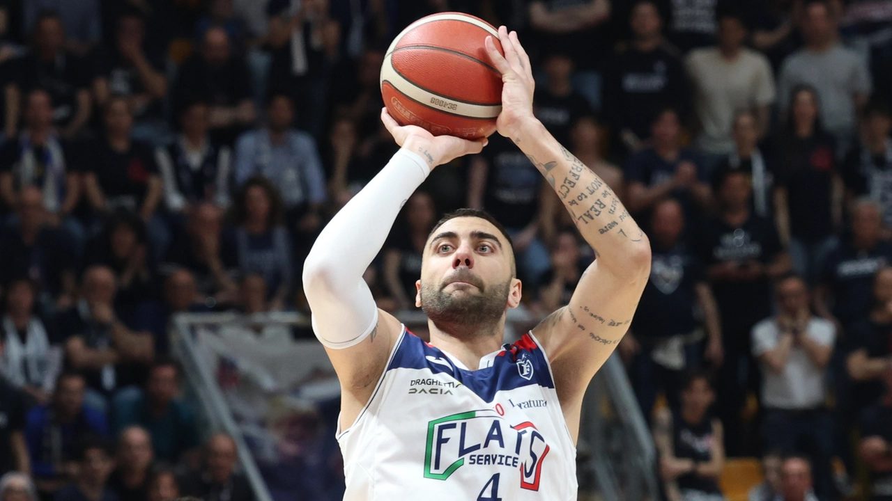 Fortitudo: ci prova solo Aradori. A Cantù inizio dei playoff amaro