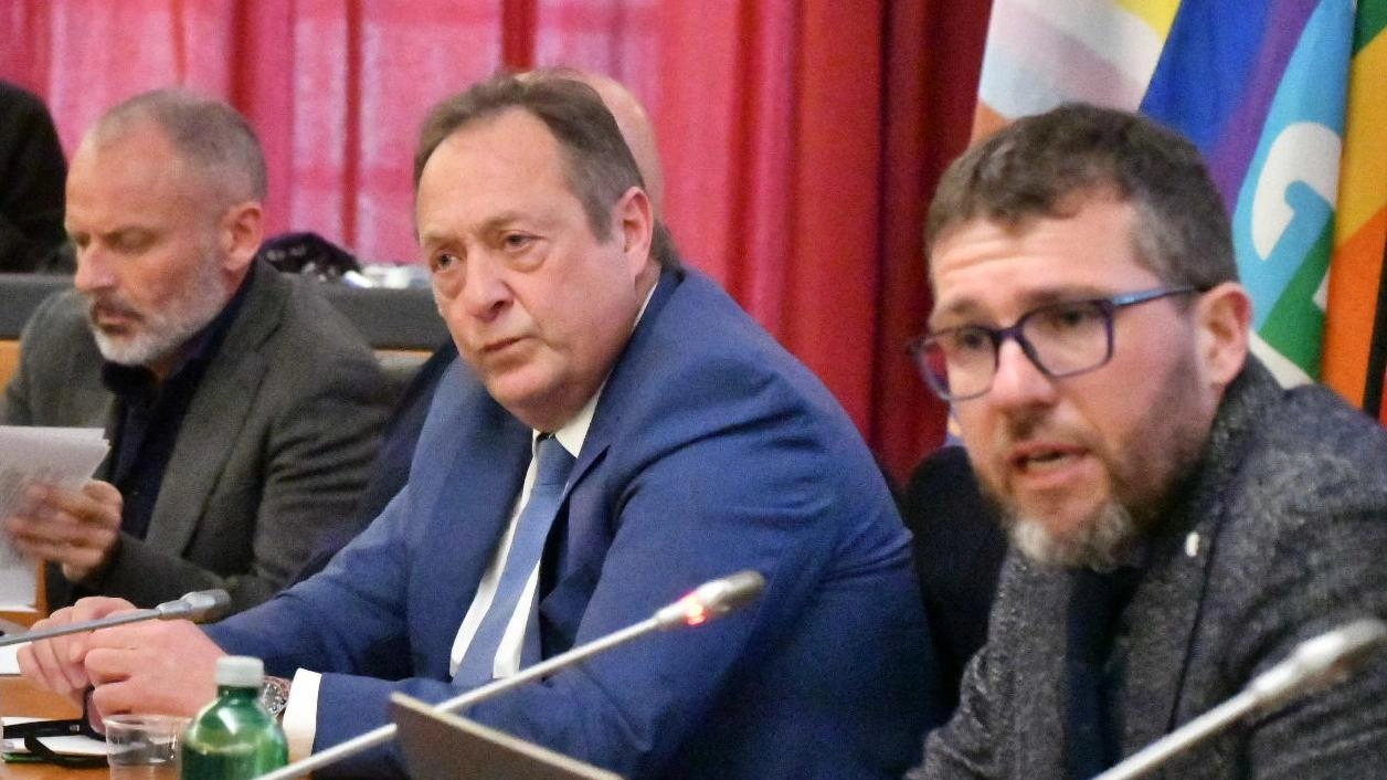 Dal porto al Consorzio Zia, passando per il porto e il settore marmo: i temi discussi al convegno. Del Vecchio: "La Guang Rong ha riacceso lo scontro tra turismo e manufatturiera, ma possono vivere insieme". Dal porto al Consorzio Zia, passando per il porto e il settore marmo: i temi discussi al convegno. Del Vecchio: "La Guang Rong ha riacceso lo scontro tra turismo e manufatturiera, ma possono vivere insieme".
