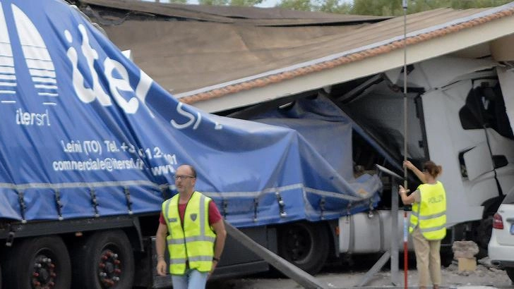 L’incidente è accaduto ieri poco prima delle 17 nel tratto non raddoppiato dell’arteria. L’autoarticolato dopo l’urto è finito contro la rivendita di un caseificio: due i feriti .