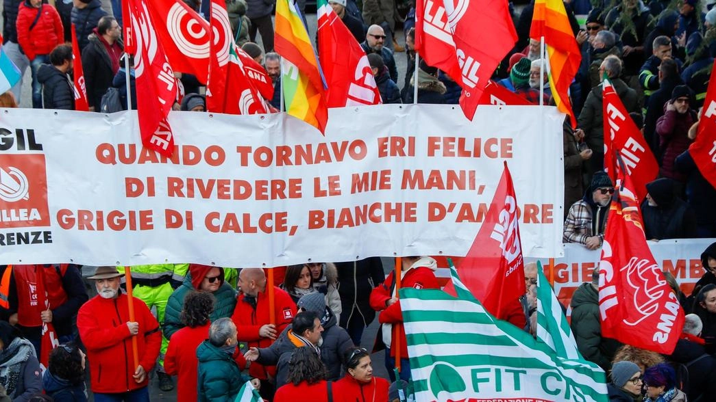 Prato ha portato il messaggio della città colpita e addolorata dal nuovo dramma . La Cgil ribadisce: "Bisogna costruire una cultura della sicurezza, non bastano le sanzioni". Prato ha portato il messaggio della città colpita e addolorata dal nuovo dramma . La Cgil ribadisce: "Bisogna costruire una cultura della sicurezza, non bastano le sanzioni".