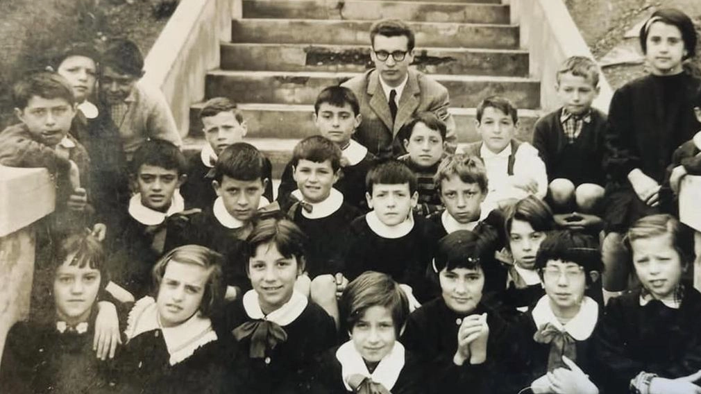 Il maestro Giovanni Bensi, al centro, con i suoi alunni alla scuola elementare di Cavarzano. L’appuntamento delle sue «Memorie» si terrà domenica pomeriggio Il maestro Giovanni Bensi, al centro, con i suoi alunni alla scuola elementare di Cavarzano. L’appuntamento delle sue «Memorie» si terrà domenica pomeriggio