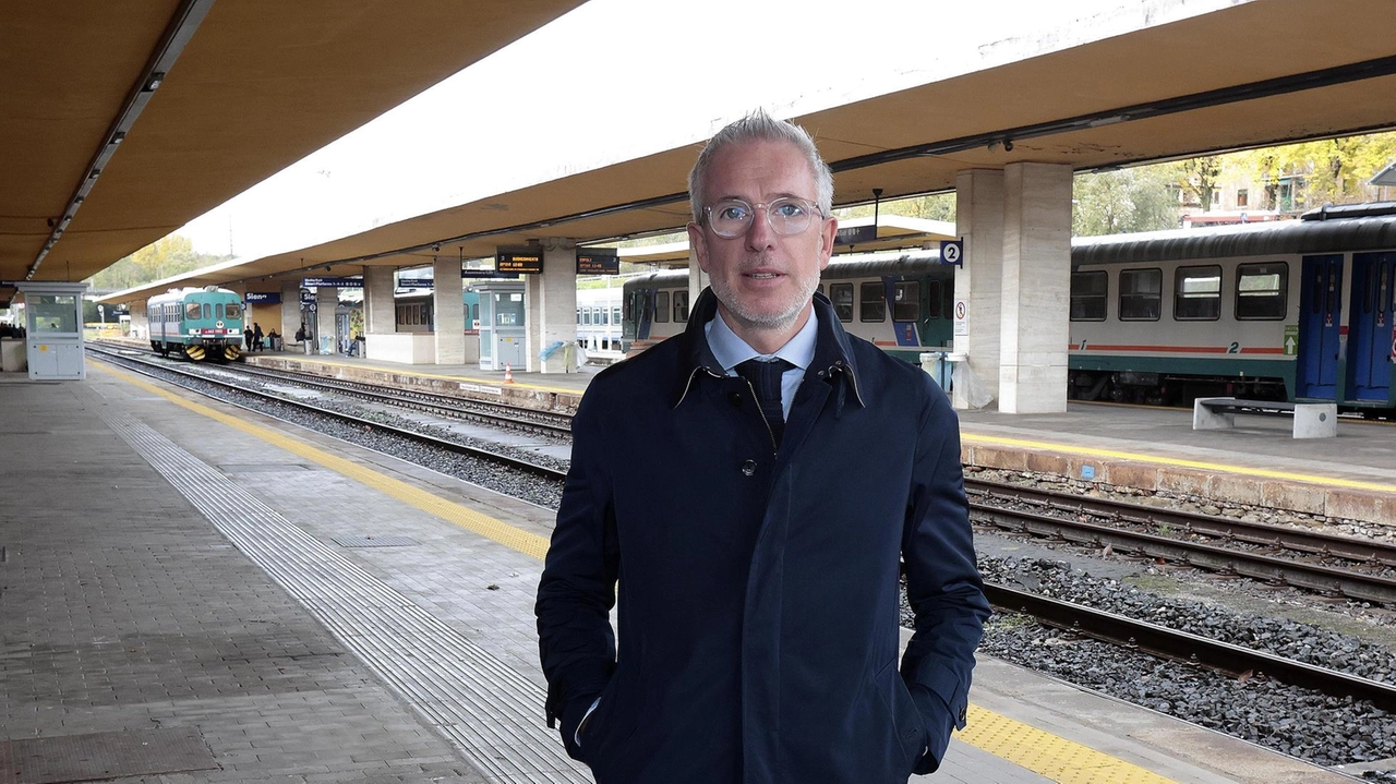 Il vicepresidente del consiglio regionale Stefano Scaramelli alla stazione ferroviaria a Siena il giorno del lancio della petizione per il treno diretto per Roma