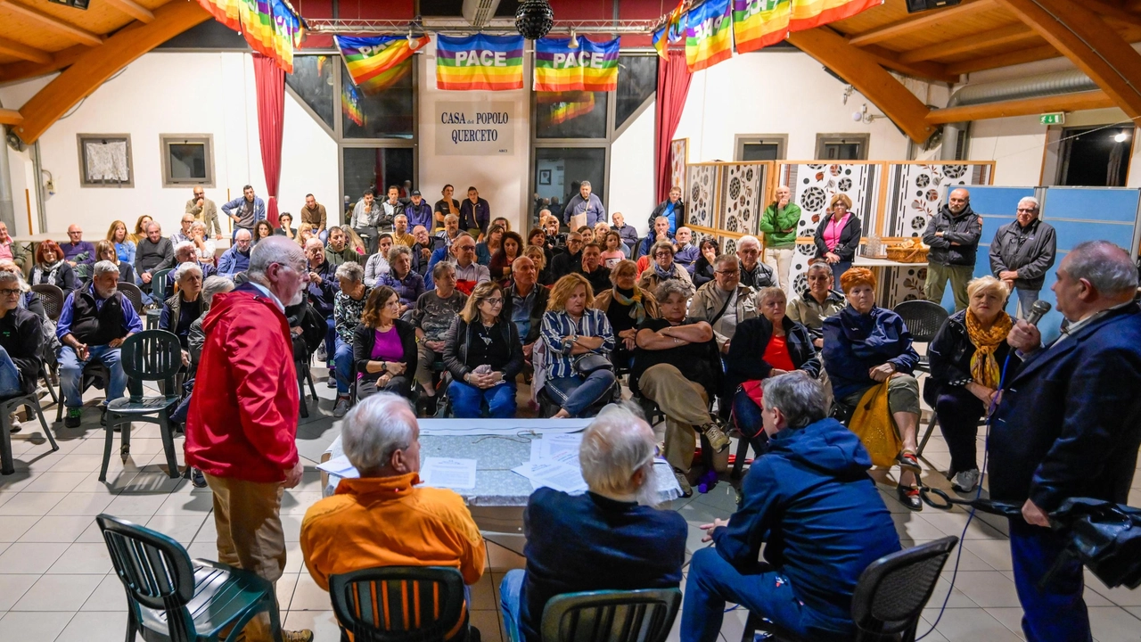 I residenti di Querceto ottengono il controllo di vicinato per combattere i furti, con il supporto del sindaco e della polizia. I residenti di Querceto ottengono il controllo di vicinato per combattere i furti, con il supporto del sindaco e della polizia.
