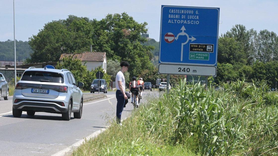 Schianto mortale . Ragazza di 17 anni travolta in Vespa da un’auto nella notte Schianto mortale . Ragazza di 17 anni travolta in Vespa da un’auto nella notte