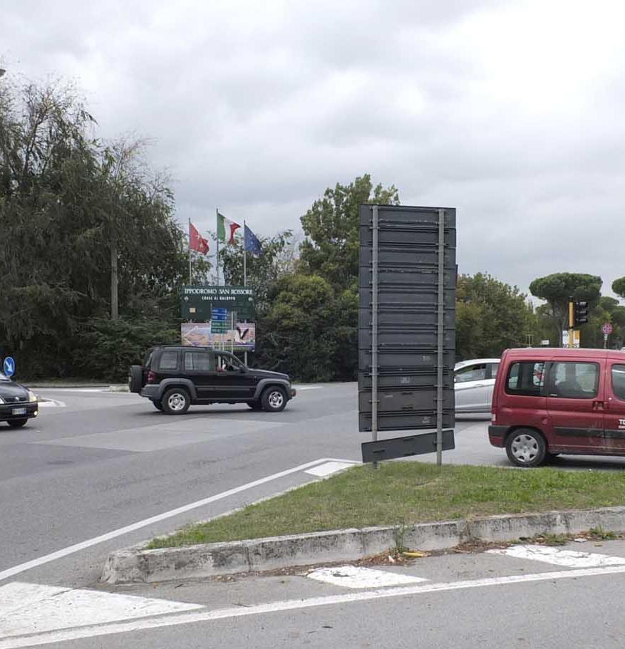 "Rotatoria senza ciclabile e fermate senza pensiline"