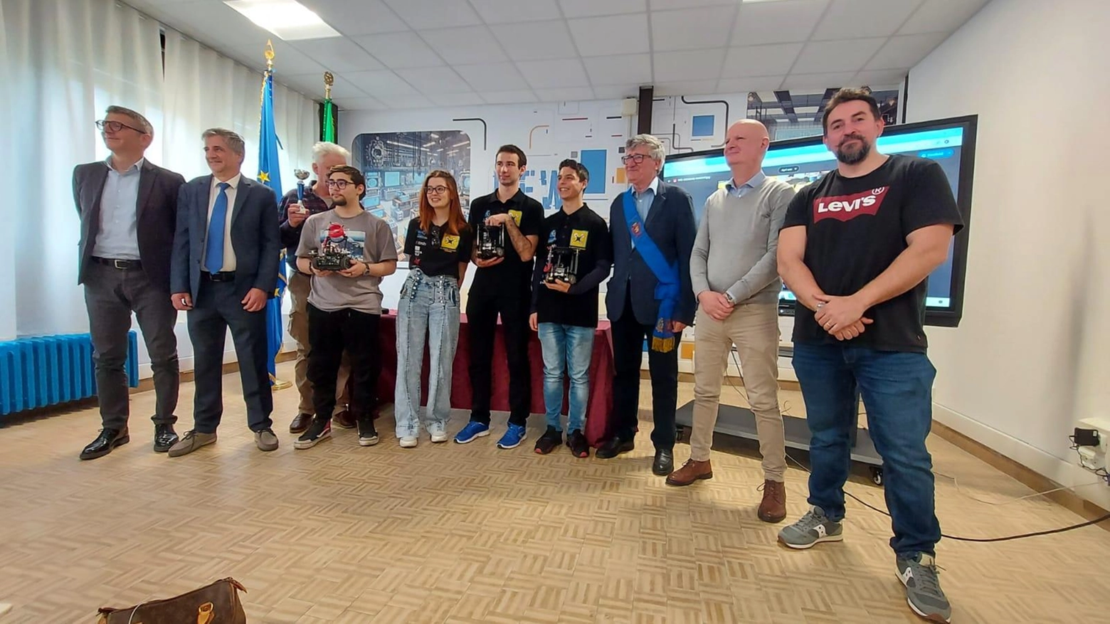 Tre studenti del Manetti-Porciatti di Grosseto trionfano ai campionati italiani di robotica, guadagnando l'accesso ai Mondiali in Olanda. Orgoglio per la scuola e inviti speciali per i campioni.
