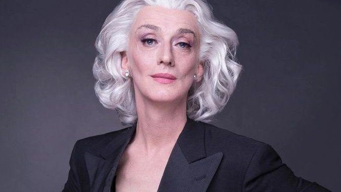 Drusilla Foer domani alle 21 salirà sul palco del teatro Moderno con uno spettacolo di prosa e musica, profondo e irriverente, divertente e spigoloso Drusilla Foer domani alle 21 salirà sul palco del teatro Moderno con uno spettacolo di prosa e musica, profondo e irriverente, divertente e spigoloso