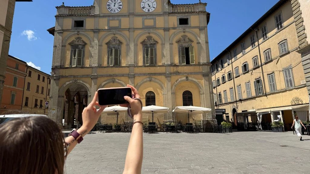 CITTA’ DI CASTELLO Uno dei monumenti più fotografati della città? "L’orologio a due quadranti sulla facciata del Palazzo del... CITTA’ DI CASTELLO Uno dei monumenti più fotografati della città? "L’orologio a due quadranti sulla facciata del Palazzo del...