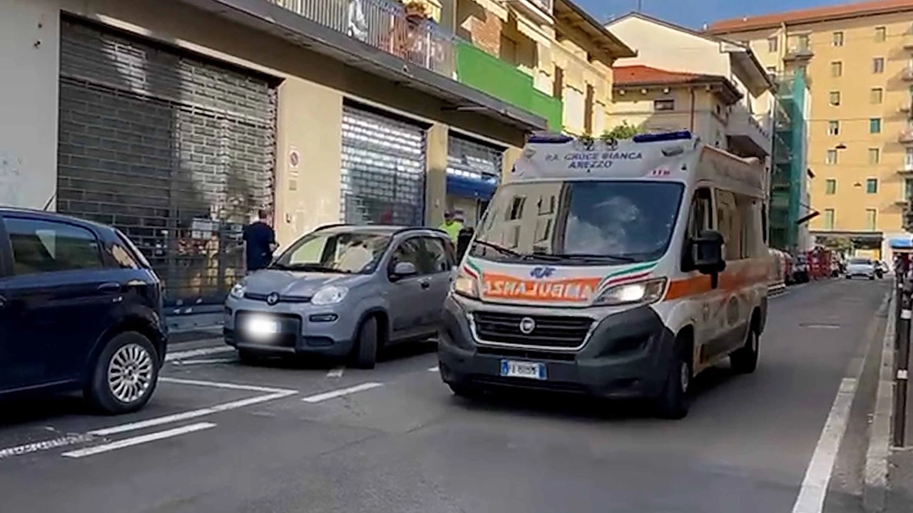 L’ambulanza fuori dall’appartamento dove abitava la 90enne insieme alla figlia