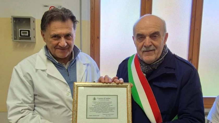 Il dottor Brilli, appena andato in pensione, assieme al sindaco di Sestino, Franco Dori Il dottor Brilli, appena andato in pensione, assieme al sindaco di Sestino, Franco Dori