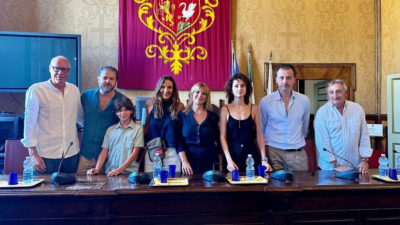 La presentazione del film. Col sindaco Tardani, tra gli altri, la regista Emanuela Rossi, e gli attori Carol Duarte ed Edoardo Pesce La presentazione del film. Col sindaco Tardani, tra gli altri, la regista Emanuela Rossi, e gli attori Carol Duarte ed Edoardo Pesce