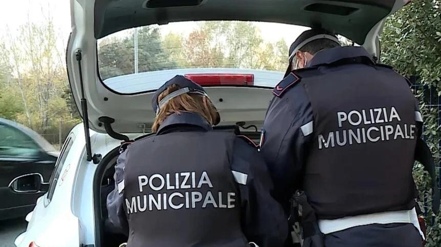 La polizia municipale di Camaiore (foto d’archivio) La polizia municipale di Camaiore (foto d’archivio)