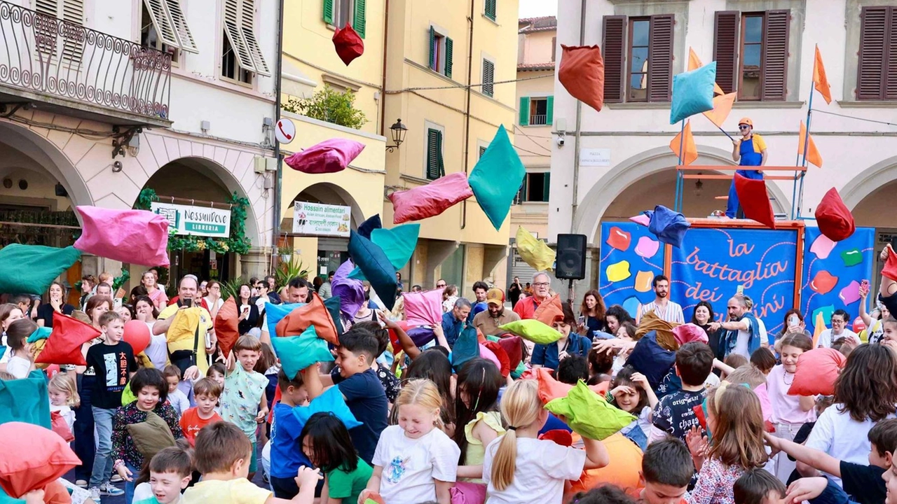 Una piazza gremita di piccoli e famiglie per un Festival che ha saputo regalare momenti di puro divertimento e di riflessione Una piazza gremita di piccoli e famiglie per un Festival che ha saputo regalare momenti di puro divertimento e di riflessione